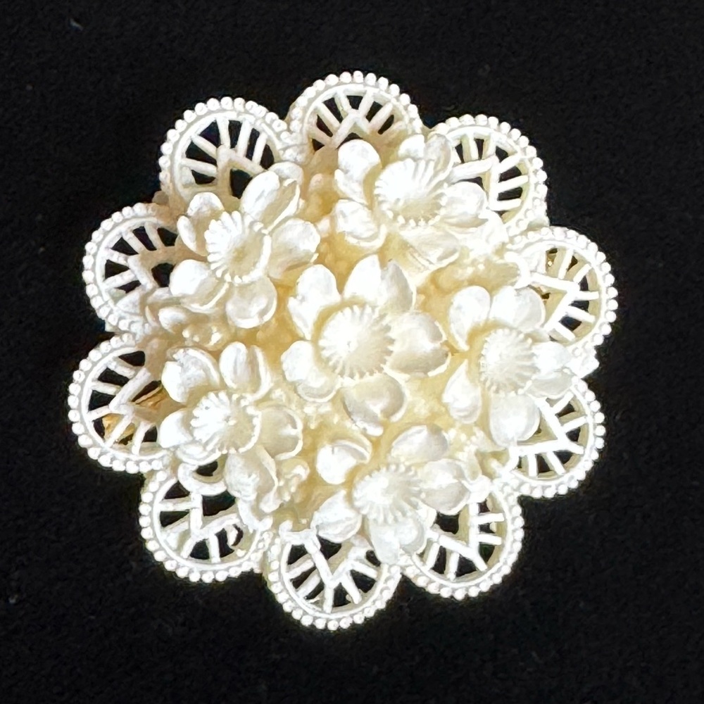 Beautiful vintage ornate white, resin floral lace, 3-D brooch